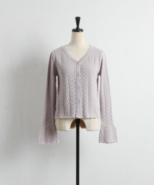 tocco closet（トッコ　クローゼット）の「フラワーボタン袖口フレア透かし編みカーディガン（カーディガン/ボレロ・レディース・アイボリー/ラベンダー・M）」の8枚目の写真