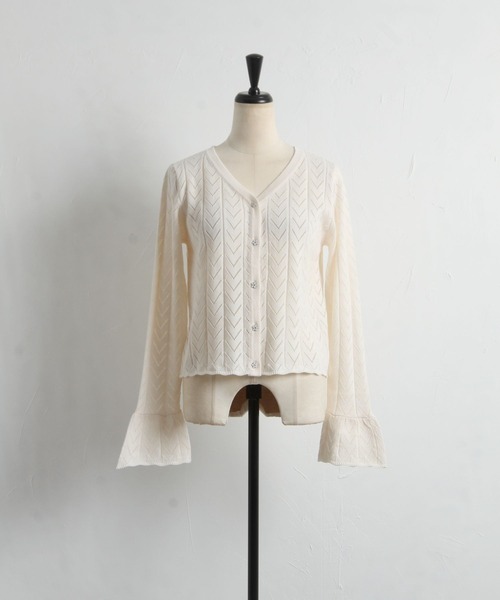 tocco closet（トッコ　クローゼット）の「フラワーボタン袖口フレア透かし編みカーディガン（カーディガン/ボレロ・レディース・アイボリー/ラベンダー・M）」の6枚目の写真