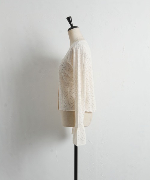 tocco closet（トッコ　クローゼット）の「フラワーボタン袖口フレア透かし編みカーディガン（カーディガン/ボレロ・レディース・アイボリー/ラベンダー・M）」の14枚目の写真