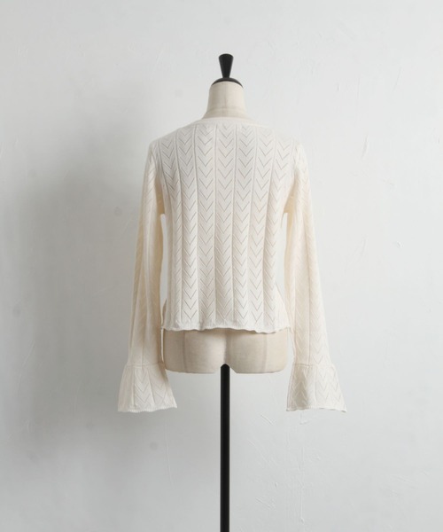tocco closet（トッコ　クローゼット）の「フラワーボタン袖口フレア透かし編みカーディガン（カーディガン/ボレロ・レディース・アイボリー/ラベンダー・M）」の12枚目の写真