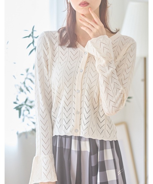 tocco closet（トッコ　クローゼット）の「フラワーボタン袖口フレア透かし編みカーディガン（カーディガン/ボレロ・レディース・アイボリー/ラベンダー・M）」の13枚目の写真