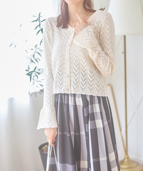 tocco closet（トッコ　クローゼット）の「フラワーボタン袖口フレア透かし編みカーディガン（カーディガン/ボレロ・レディース・アイボリー/ラベンダー・M）」の5枚目の写真
