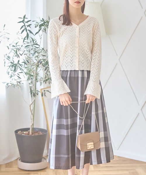tocco closet（トッコ　クローゼット）の「フラワーボタン袖口フレア透かし編みカーディガン（カーディガン/ボレロ・レディース・アイボリー/ラベンダー・M）」の7枚目の写真