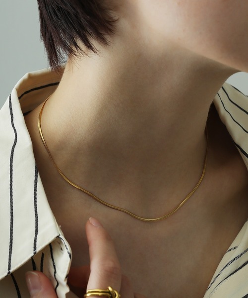 ORLEAN(オルレアン)の「【ORLEAN】 シンプルスネークチェーンネックレス 1.5mm 316L(ネックレス・レディース・ゴールド/シルバー・フリー)」の2枚目の写真
