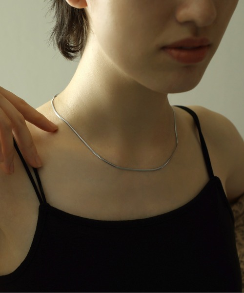 ORLEAN(オルレアン)の「【ORLEAN】 シンプルスネークチェーンネックレス 1.5mm 316L(ネックレス・レディース・ゴールド/シルバー・フリー)」の6枚目の写真