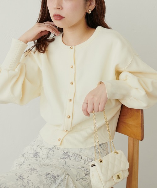 natural couture(ナチュラルクチュール)の「WEB限定 / お家で洗える薄金ころん釦カーディガン(カーディガン/ボレロ・レディース・グレイッシュベージュ/ブラック/オフホワイト/ブルー/その他1/ラベンダー・FREE)」の2枚目の写真