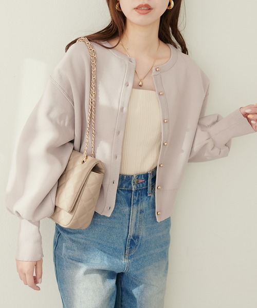 natural couture(ナチュラルクチュール)の「WEB限定 / お家で洗える薄金ころん釦カーディガン(カーディガン/ボレロ・レディース・グレイッシュベージュ/ブラック/オフホワイト/ブルー/その他1/ラベンダー・FREE)」の4枚目の写真