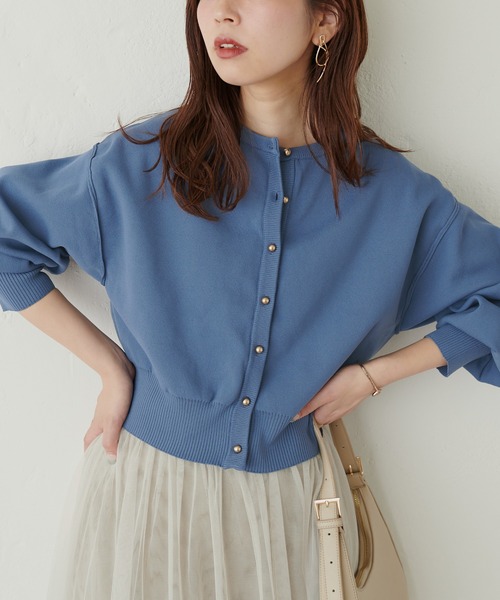 natural couture(ナチュラルクチュール)の「WEB限定 / お家で洗える薄金ころん釦カーディガン(カーディガン/ボレロ・レディース・グレイッシュベージュ/ブラック/オフホワイト/ブルー/その他1/ラベンダー・FREE)」の5枚目の写真