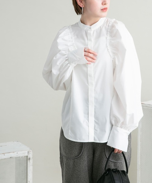 KBF（ケイビーエフ）の「カットオフボリュームスリーブブラウス