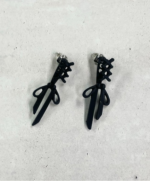 HIKA(ヒカ)の「【HIKA】ギザギザデザインリボンピアス(ピアス(両耳用)・レディース・ブラック/シルバー/ゴールド・FREE)」の3枚目の写真