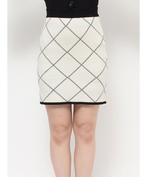 RESEXXY（リゼクシー）の「バイカラーミニニットスカート【セットアップ着用可能】（スカート・レディース・ブラック/ホワイト/ベージュ・FREE）」の18枚目の写真