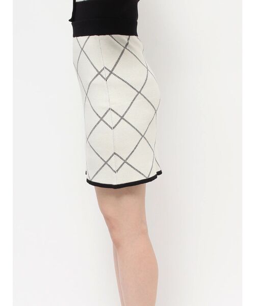 RESEXXY（リゼクシー）の「バイカラーミニニットスカート【セットアップ着用可能】（スカート・レディース・ブラック/ホワイト/ベージュ・FREE）」の19枚目の写真