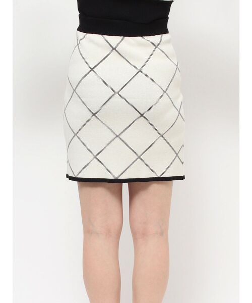 RESEXXY（リゼクシー）の「バイカラーミニニットスカート【セットアップ着用可能】（スカート・レディース・ブラック/ホワイト/ベージュ・FREE）」の20枚目の写真