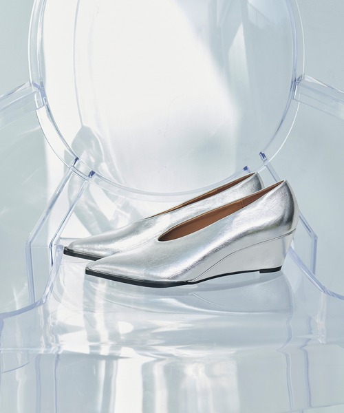 ADAM ET ROPE'(アダムエロペ)の「フォルムウェッジパンプス(パンプス・レディース・ブラック/オフホワイト/シルバー・23.0cm/23.5cm/24.0cm/24.5cm)」の3枚目の写真