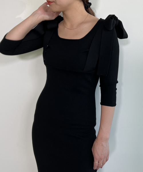 U by SPICK&SPAN（ユーバイスピックアンドスパン）の「ショルダーリボンニットワンピース（ワンピース・レディース・ブラック・FREE）」の5枚目の写真