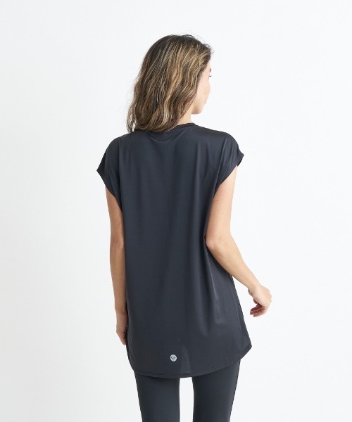 ROXY(ロキシー)の「JOLLY/ロキシー速乾UVカット付きフロントビッグロゴショートスリーブカットソー(Tシャツ/カットソー・レディース・ホワイト/ブラック/カーキ・SMALL/MEDIUM/LARGE)」の5枚目の写真