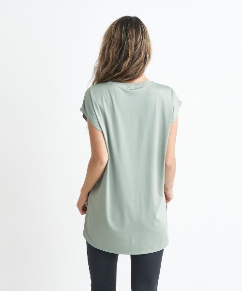 ROXY(ロキシー)の「JOLLY/ロキシー速乾UVカット付きフロントビッグロゴショートスリーブカットソー(Tシャツ/カットソー・レディース・ホワイト/ブラック/カーキ・SMALL/MEDIUM/LARGE)」の6枚目の写真