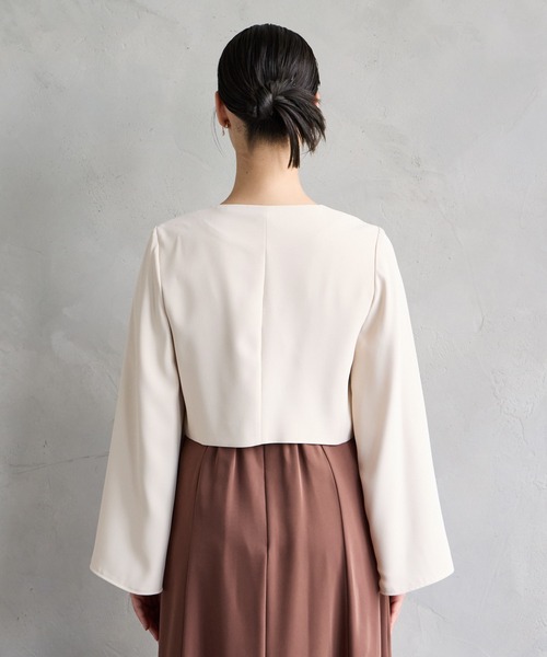 AIMER（エメ）の「袖ファスナーフレアスリーブジャケット（ノーカラージャケット・レディース・ベージュ/ブラック・MEDIUM）」の8枚目の写真