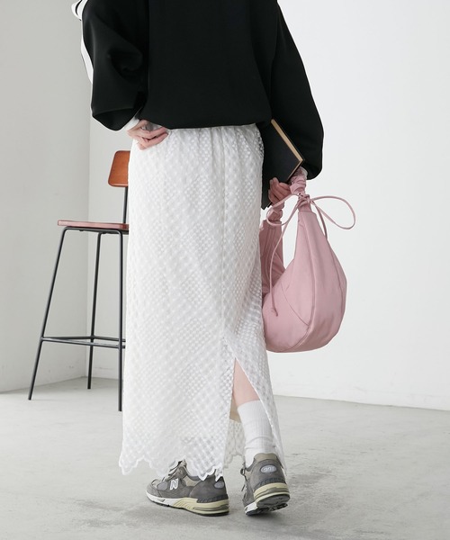 BONLECILL（ボンルシール）の「【セットアップ対応】シアー刺繍レーススカラップナロースカート（スカート・レディース・ブラック/アイボリー/オフホワイト・FREE）」の4枚目の写真