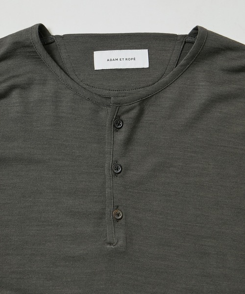 ADAM ET ROPE'（アダムエロペ）の「ウール天竺 ヘンリーネック ロングスリーブ / ロングシーズン着用可能（Tシャツ/カットソー・メンズ・チャコールグレー/オフホワイト/ブラック・L/M）」の12枚目の写真