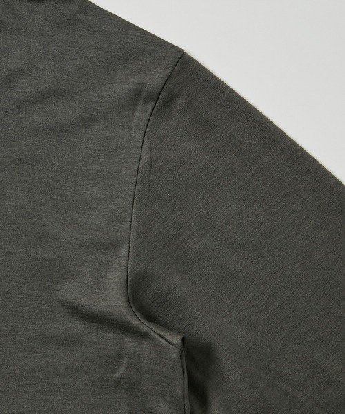 ADAM ET ROPE'（アダムエロペ）の「ウール天竺 ヘンリーネック ロングスリーブ / ロングシーズン着用可能（Tシャツ/カットソー・メンズ・チャコールグレー/オフホワイト/ブラック・L/M）」の13枚目の写真