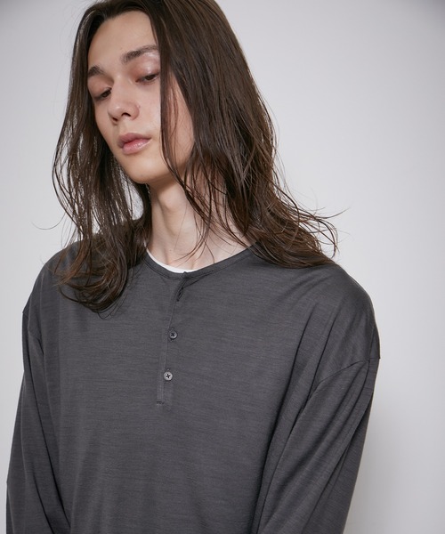 ADAM ET ROPE'（アダムエロペ）の「ウール天竺 ヘンリーネック ロングスリーブ / ロングシーズン着用可能（Tシャツ/カットソー・メンズ・チャコールグレー/オフホワイト/ブラック・L/M）」の4枚目の写真
