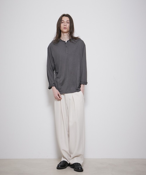 ADAM ET ROPE'（アダムエロペ）の「ウール天竺 ヘンリーネック ロングスリーブ / ロングシーズン着用可能（Tシャツ/カットソー・メンズ・チャコールグレー/オフホワイト/ブラック・L/M）」の6枚目の写真