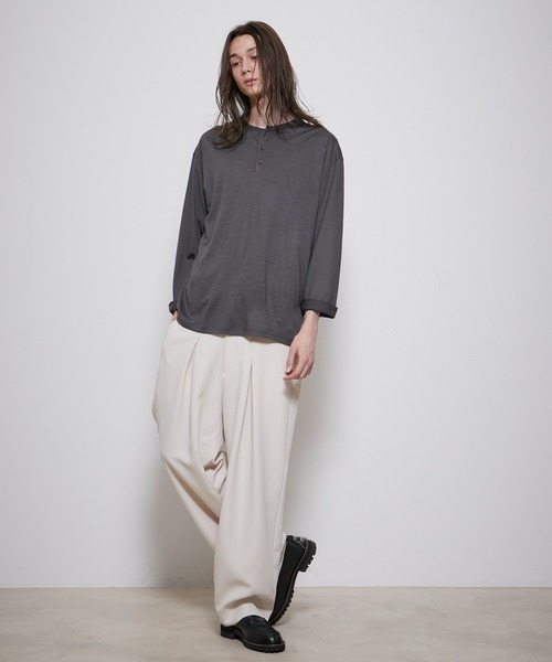 ADAM ET ROPE'（アダムエロペ）の「ウール天竺 ヘンリーネック ロングスリーブ / ロングシーズン着用可能（Tシャツ/カットソー・メンズ・チャコールグレー/オフホワイト/ブラック・L/M）」の10枚目の写真