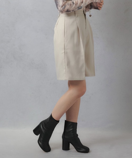 Lull（ルル）の「【Lull / ルル】セットアップ対応 / キレイめタックハーフパンツ（その他パンツ・レディース・ブラック/アイボリー・ONESIZE）」の4枚目の写真