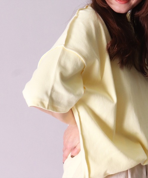 BAYBLO(ベイブロ)の「(BB)【ユニセックス】カラーステッチ オーバーサイズ Tシャツ(Tシャツ/カットソー・メンズ・ライトイエロー/ホワイト系/サックスブルー/エメラルドブルー/ライトピンク・FREE)」の4枚目の写真