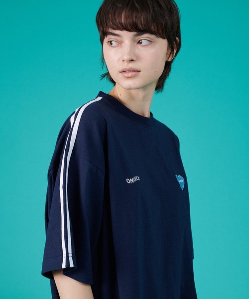 ONCILY（オンシェリー）の「SIDE LINE TRUCK LOGO T-SHIRT / サイドライントラックロゴTシャツ（Tシャツ/カットソー・メンズ・オフホワイト/レッド/ネイビー/グレー/ブルー・SMALL/MEDIUM/LARGE）」の9枚目の写真