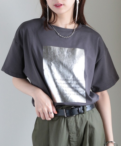 MAISON BREEZE（メゾンブリーズ）の「【MAISON BREEZE】箔プリント Tシャツ 224-561-2861 DTK（Tシャツ/カットソー・レディース・ホワイト/チャコールグレー・FREE）」の2枚目の写真