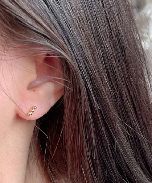 MASHIRO（マシロ）の「【MASHIRO】３連ボールデザインシンプルピアス/ユニセックス（MA）（ピアス（両耳用）・レディース・シルバー/ゴールド・FREE）」の2枚目の写真