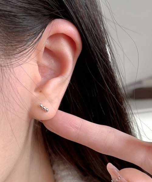 MASHIRO（マシロ）の「【MASHIRO】３連ボールデザインシンプルピアス/ユニセックス（MA）（ピアス（両耳用）・レディース・シルバー/ゴールド・FREE）」の7枚目の写真