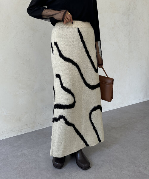 Thevon(ゼボン)の「ラインジャガードニットナロースカート(スカート・レディース・ブラック/アイボリー/グレー・FREE)」の4枚目の写真