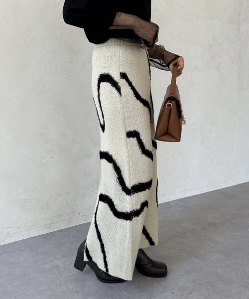 Thevon(ゼボン)の「ラインジャガードニットナロースカート(スカート・レディース・ブラック/アイボリー/グレー・FREE)」の7枚目の写真