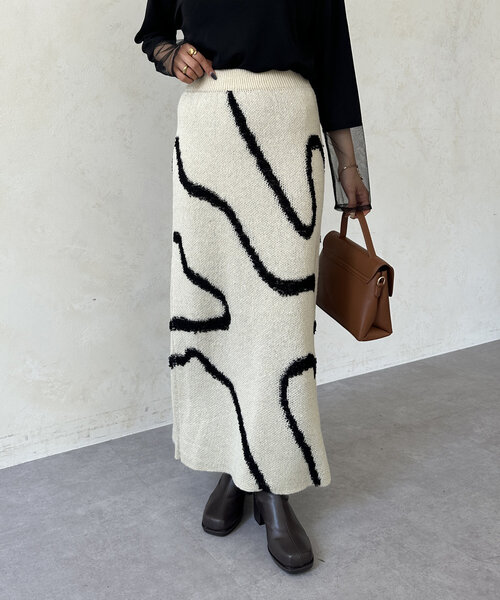 Thevon(ゼボン)の「ラインジャガードニットナロースカート(スカート・レディース・ブラック/アイボリー/グレー・FREE)」の8枚目の写真