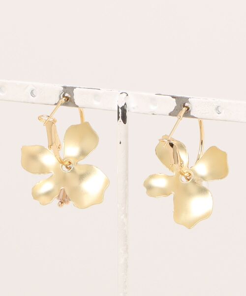 VIBGYOR(ヴィブジョー)の「【Amiche】フラワーフープピアス(MA)(ピアス(両耳用)・レディース・ゴールド・FREE)」の2枚目の写真