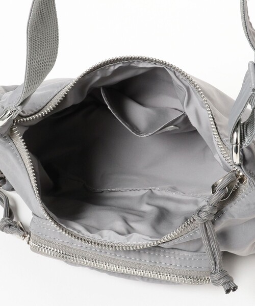 Ray BEAMS(レイビームス)の「【別注】CONTROL FREAK / ダウニー ショルダー バッグ(トートバッグ・レディース・グレー/レッド/ブラック・ONE SIZE)」の14枚目の写真