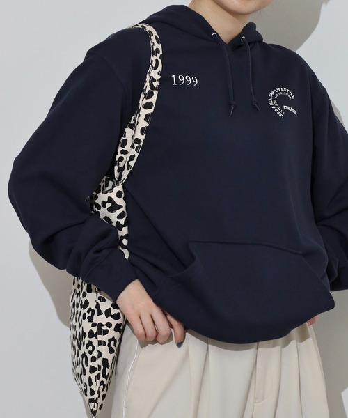 MODISH GAZE(モディシュガゼ)の「MODISH GAZE カップルイラスト裏毛フーディ(ATHLEISURE)(パーカー・メンズ・グリーン/オートミール/ネイビー/杢グレー/ブラック・M/L)」の5枚目の写真