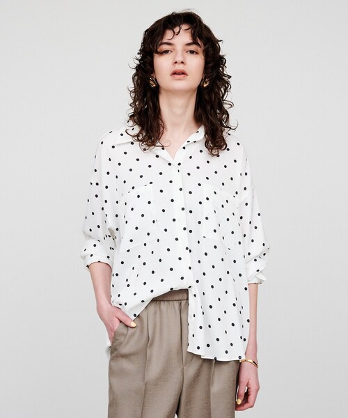 cloenc(クロエンス)の「【手洗い可】サテンスキッパーシャツ(シャツ/ブラウス・レディース・ホワイト系3/ライトベージュ/カーキ/ピンク/ホワイト系5・02)」の2枚目の写真