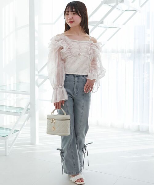 MAJESTIC LEGON（マジェスティックレゴン）の「オープンショルダーフリルブラウス（シャツ/ブラウス・レディース・ブルー系その他2/グレー系その他/ピンク系その他2・MEDIUM）」の4枚目の写真