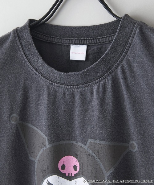 sanrio(サンリオ)の「【サンリオキャラクターズ 】クロミ オリジナルデザイン パウダーブリーチ加工 Tシャツ ジェリー タフィー ドロップショルダー ビッグシルエット ヴィンテージライク 古着ライク ユニセックス(Tシャツ/カットソー・メンズ・ブラック/スモークピンク・X-LARGE/LARGE/MEDIUM)」の6枚目の写真