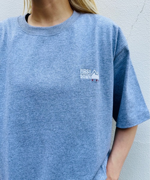 FIRST DOWN(ファーストダウン)の「FIRST DOWN USA / LOGO S/S TEE / F801042(Tシャツ/カットソー・レディース・ブラック/グレー・X-LARGE)」の2枚目の写真