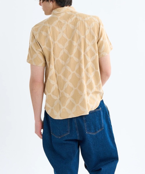 RVCA(ルーカ)の「RVCA メンズ 【LAURYN ALVAREZ】 LA ORNAMENT SS 半袖シャツ 【2025年春夏モデル】/ルーカ総柄半袖シャツ(シャツ/ブラウス・メンズ・ベージュ・X-LARGE/LARGE/SMALL/MEDIUM)」の2枚目の写真