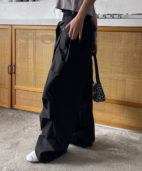 VQ（ブイキュー）の「Waist wrap wide cargo pants / シャツ腰巻き風 ワイドカーゴパンツ / ツナギを着ている様にコーデが出来るギミックが◎（カーゴパンツ・レディース・アイボリー/ブラック/ダークグレー・SMALL/MEDIUM）」の19枚目の写真