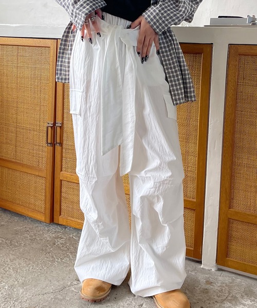 VQ（ブイキュー）の「Waist wrap wide cargo pants / シャツ腰巻き風 ワイドカーゴパンツ / ツナギを着ている様にコーデが出来るギミックが◎（カーゴパンツ・レディース・アイボリー/ブラック/ダークグレー・SMALL/MEDIUM）」の4枚目の写真