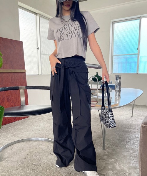 VQ（ブイキュー）の「Waist wrap wide cargo pants / シャツ腰巻き風 ワイドカーゴパンツ / ツナギを着ている様にコーデが出来るギミックが◎（カーゴパンツ・レディース・アイボリー/ブラック/ダークグレー・SMALL/MEDIUM）」の22枚目の写真