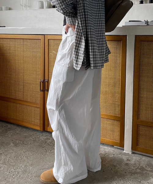 VQ（ブイキュー）の「Waist wrap wide cargo pants / シャツ腰巻き風 ワイドカーゴパンツ / ツナギを着ている様にコーデが出来るギミックが◎（カーゴパンツ・レディース・アイボリー/ブラック/ダークグレー・SMALL/MEDIUM）」の8枚目の写真