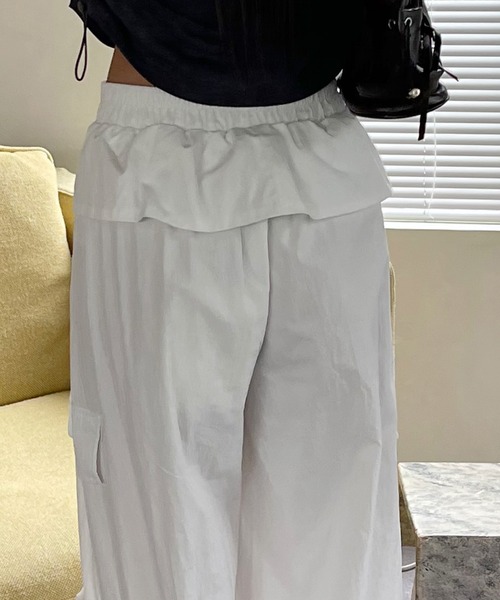 VQ（ブイキュー）の「Waist wrap wide cargo pants / シャツ腰巻き風 ワイドカーゴパンツ / ツナギを着ている様にコーデが出来るギミックが◎（カーゴパンツ・レディース・アイボリー/ブラック/ダークグレー・SMALL/MEDIUM）」の9枚目の写真